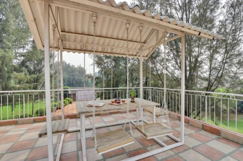 Balkón nebo terasa v ubytování Alaya Stays 4BHK Farmhouse with Pvt Pool & Garden - Manesar