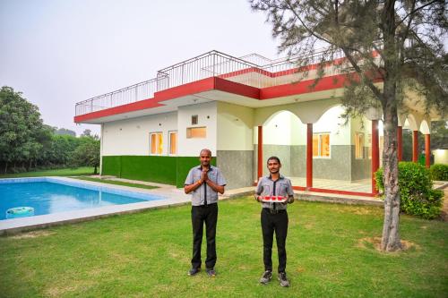 Bazén v ubytování Alaya Stays 4BHK Farmhouse with Pvt Pool & Garden - Manesar nebo v jeho okolí