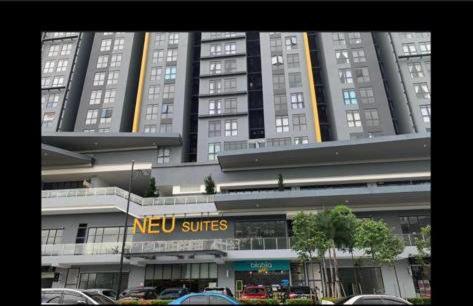 um grande edifício com um novo sinal de fontes em frente em Neu Suites @3rdNvenue Ampang em Kuala Lumpur