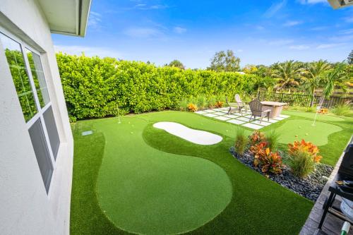 Κήπος έξω από το Mini Golf Course*Heated Saltwater Pool*Lakeview!