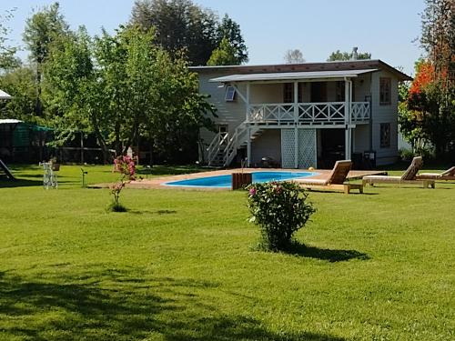 a house with a swimming pool in a yard at CABAÑAS Mony in Pucón