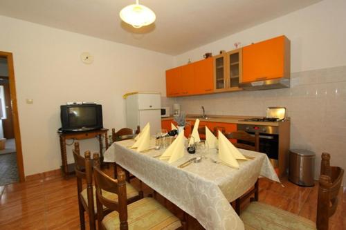 Apartments with parking space Kampor, Rab - 17873