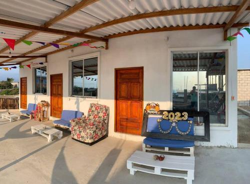 ein Haus mit einer Terrasse mit einem Sofa und Stühlen in der Unterkunft Suite privada para 5 personas - #5 Playa Engabao in Playas