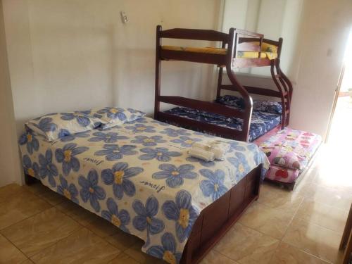 ein Schlafzimmer mit einem Bett und einem Etagenbett in der Unterkunft Suite privada para 5 personas - #5 Playa Engabao in Playas