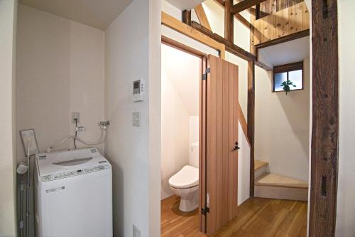 La salle de bains est pourvue d'un lave-linge, d'un sèche-linge et de toilettes. dans l'établissement -旅time Harusora 住吉晴天- 住吉大社周辺, à Osaka