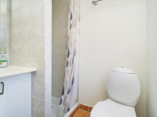 ein Bad mit einem WC und einem Duschvorhang in der Unterkunft Holiday home Højby III in Højby
