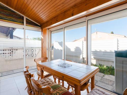 Pavillon climatisé 2 chambres + mezzanine, WiFi, parking, accès plage, Gruissan Ayguades - FR-1-409-205