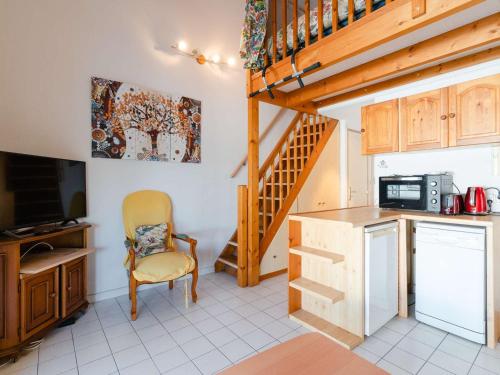 une cuisine avec un escalier, une table et une chaise dans l'établissement Pavillon climatisé 2 chambres + mezzanine, WiFi, parking, accès plage, Gruissan Ayguades - FR-1-409-205, à Gruissan