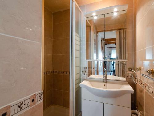 une salle de bain avec un lavabo et une douche dans l'établissement Pavillon climatisé 2 chambres + mezzanine, WiFi, parking, accès plage, Gruissan Ayguades - FR-1-409-205, à Gruissan