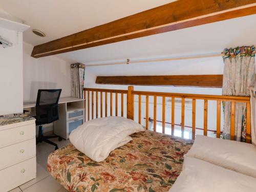 une chambre avec un lit et un bureau avec un ordinateur dans l'établissement Pavillon climatisé 2 chambres + mezzanine, WiFi, parking, accès plage, Gruissan Ayguades - FR-1-409-205, à Gruissan