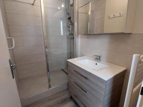 奧特朗的住宿－Appartement Autrans-Méaudre en Vercors-Autrans, 3 pièces, 6 personnes - FR-1-737-64，带淋浴和盥洗盆的浴室
