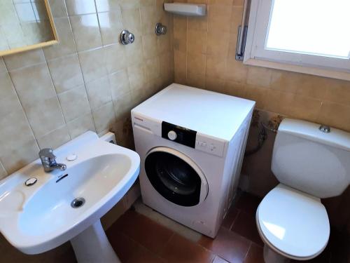 ein Badezimmer mit einem Waschbecken und einer Waschmaschine in der Unterkunft Apartamento Llançà, 3 dormitorios, 6 personas - ES-170-73 in Llança