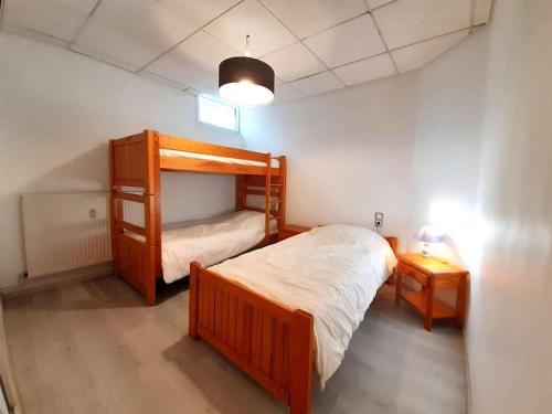 - une petite chambre avec des lits superposés et une lampe dans l'établissement Appartement Souplex T4 à Vignec - 7 pers, 80m², Terrasse, Équipé, Proche Activités - FR-1-457-329, à Vignec
