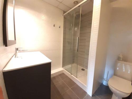 une salle de bain avec une douche, un lavabo et des toilettes dans l'établissement Appartement Souplex T4 à Vignec - 7 pers, 80m², Terrasse, Équipé, Proche Activités - FR-1-457-329, à Vignec