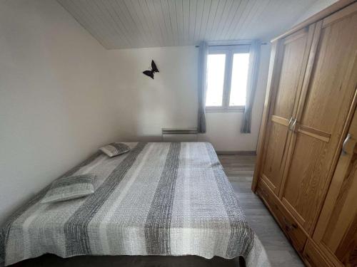 een slaapkamer met een bed met een vogel aan de muur bij Appartement Le Barcarès, 2 pièces, 4 personnes - FR-1-431-211 in Le Barcarès