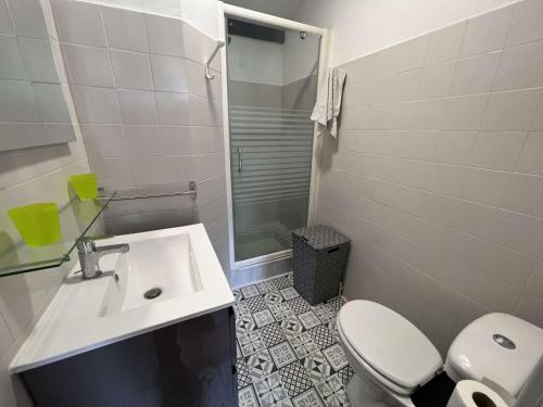 een badkamer met een wastafel, een toilet en een douche bij Appartement Le Barcarès, 2 pièces, 4 personnes - FR-1-431-211 in Le Barcarès