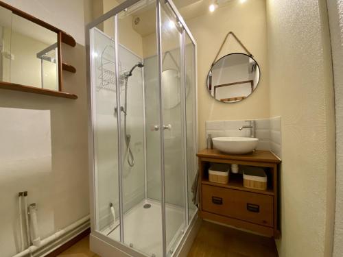une salle de bain avec une douche en verre et un lavabo dans l'établissement Les Angles - Appartement cosy T2 - 6 personnes avec parking et véranda - FR-1-758-15, aux Angles