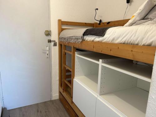 - une chambre avec des lits superposés et des tiroirs blancs dans l'établissement Studio cabine climatisé avec piscine, Port Camargue - FR-1-250-262, au Grau-du-Roi
