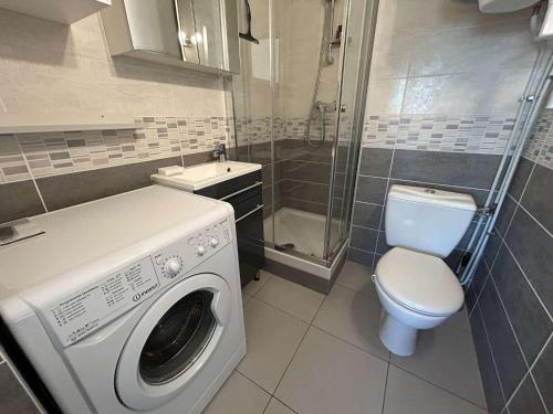 une salle de bain avec machine à laver et toilettes dans l'établissement Studio cabine climatisé avec piscine, Port Camargue - FR-1-250-262, au Grau-du-Roi