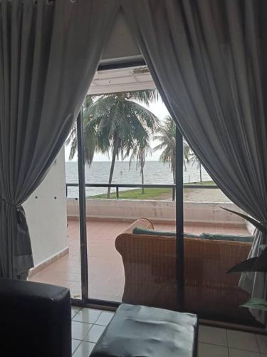 Zimmer mit Vorhängen und Meerblick in der Unterkunft PD Seaview Corus Paradise Lagoon in Port Dickson