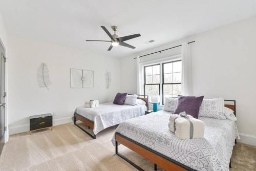 1 Schlafzimmer mit 2 Betten und einem Deckenventilator in der Unterkunft Modern rooftop home in Midtown in Atlanta