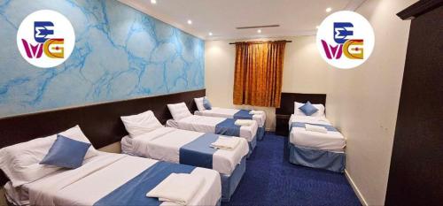 Llit o llits en una habitació de EWG Mahbas Hotel