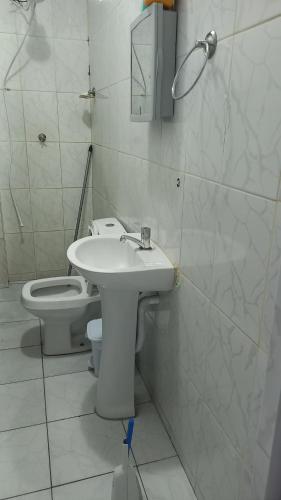 a bathroom with a sink and a toilet at Apartamento 1 Quarto No Centro para até 2 pessoas in Salvador