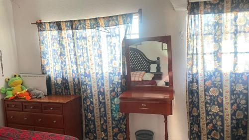 1 dormitorio con tocador y espejo en un tocador en Alojamiento grande, en Uruapan del Progreso