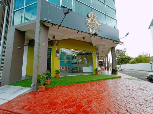 un bâtiment avec un panneau à l'avant dans l'établissement Dane & Shue Hotel Kok Lanas, à Kota Bharu