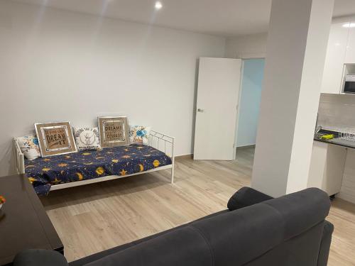uma sala de estar com uma cama e um sofá em Apartamento Centro em Rubí