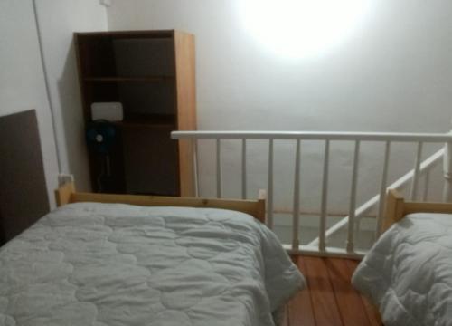 1 dormitorio con cama y estante para libros en MAGDALENA DEL MAR, en Lima