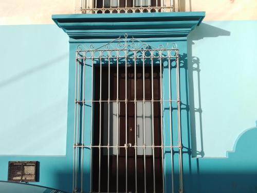 a blue door with a metal gate on a building at Lulu'u Índigo (pequeño Índigo) in Oaxaca City