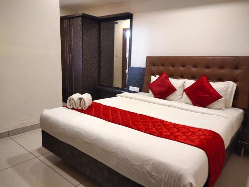 Кровать или кровати в номере Hotel Golden Amulya Rest Wings