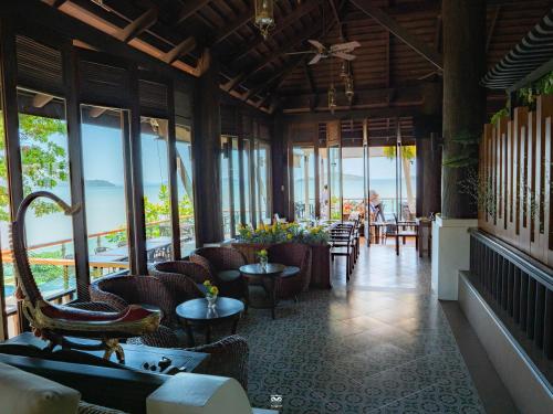 Гостиная зона в Victoria Cliff Hotel & Resort, Kawthaung