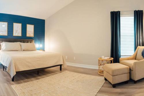 una camera da letto con un letto e una sedia di Sovanita House Naples, FL a Naples