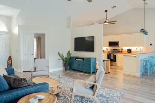 una sala de estar con un sofá y una mesa en Sovanita House Naples, FL, en Naples