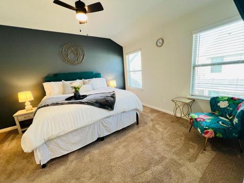 um quarto com uma cama grande e uma cadeira em Daisy's Luxury Home em San Antonio