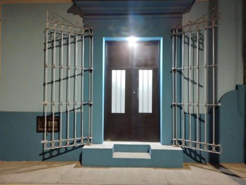 a front door of a building with a blue wall at Lulu'u Índigo (pequeño Índigo) in Oaxaca City