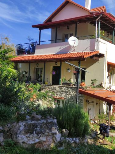 a house with a basketball hoop on top of it at VILLA DOROTHY STUDIO in Delfoi