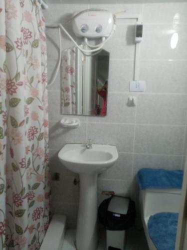 y baño con lavabo, espejo y aseo. en MAGDALENA DEL MAR, en Lima