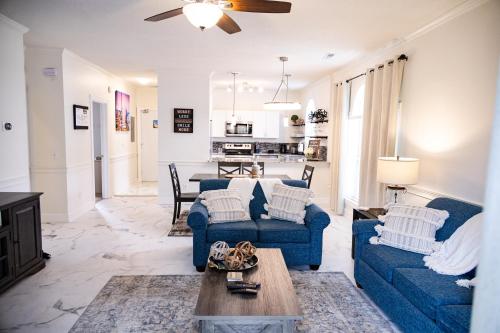 ein Wohnzimmer mit 2 blauen Sofas und einem Tisch in der Unterkunft Gorgeous Condo on Golf Course Near Broadway at the Beach in Myrtle Beach