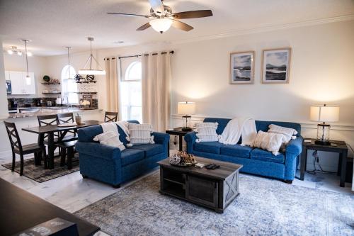 een woonkamer met twee blauwe banken en een tafel bij Gorgeous Condo on Golf Course Near Broadway at the Beach in Myrtle Beach
