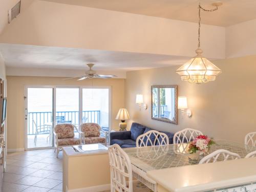 Creek Village的住宿－Deluxe Sea View Villas at Paradise Island Beach Club Resort，用餐室以及带桌椅的起居室。