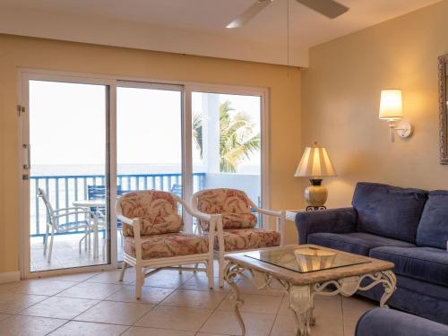 Et sittehjørne på Deluxe Sea View Villas at Paradise Island Beach Club Resort