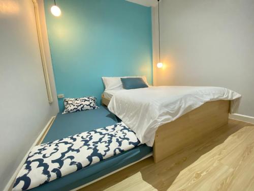 um pequeno quarto com uma cama e um pequeno colchão em FEEL LIKE HOME BETONG ฟีลไลค์โฮม เบตง em Betong
