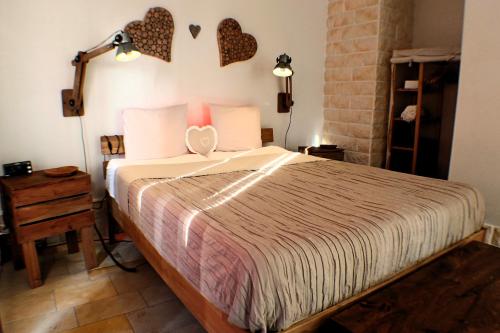 ein Schlafzimmer mit einem Bett mit Herzen an der Wand in der Unterkunft Une Nuit Ailleurs in Le Locle