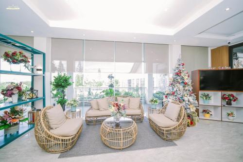 een woonkamer met een kerstboom en rieten stoelen bij Casa La Silvinas Hotel & Event Resort in Tagaytay