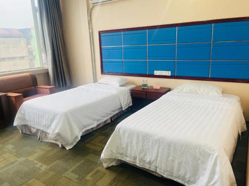 ein Hotelzimmer mit 2 Betten und einem großen Fenster in der Unterkunft Thavixay Hotel in Vientiane