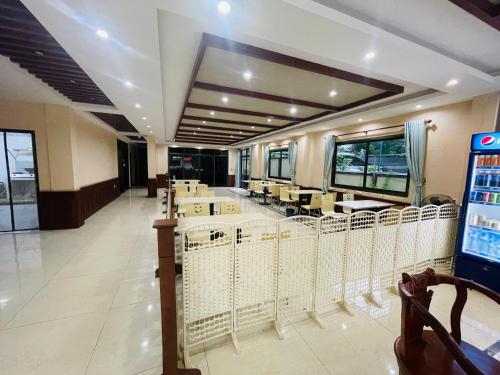 ein Restaurant mit einer Reihe von Käfigen in einem Gebäude in der Unterkunft Thavixay Hotel in Vientiane