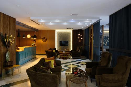 sala de estar con sofás y mesa en Turk Inn Ferro Hotel, en Çekirge